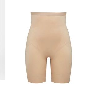 NWT SPANX Mid thigh short